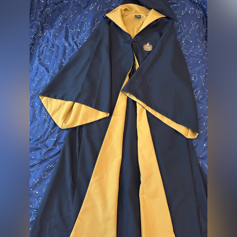Sold**** Official Harry Potter Hufflepuff robe (M)